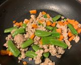 รูปขั้นตอนการทำที่ 2 ของ หมูสับผัดผักใส่พริกขี้หนู
