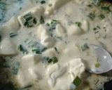 Foto del paso 4 de la receta: Pollo con crema al verdeo y papas