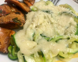 Foto del paso 6 de la receta: Spaghetti de calabacín con salsa de roquefort y pera