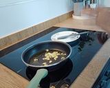 A picture of step 3 of Huevos en Salmorejo (Castile and León).