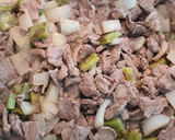 Foto del paso 2 de la receta: Taquitos de Res, cebolla y nopales