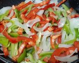 Foto del paso 3 de la receta: Bacalao desmigado con fritada de pimientos y cebolla