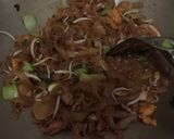 Foto langkah ke 6 dari resep Kwetiau Goreng Seafood.