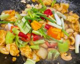 รูปขั้นตอนการทำที่ 4 ของ ไก่ผัดเม็ดมะม่วงหิมพานต์ สูตรเร่งรัด