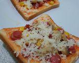 Foto langkah ke 6 dari resep Pizza Roti Tawar Topping Sosis Jamur.
