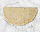 Foto del paso 9 de la receta: Empanada de hojaldre rellena de salsa boloñesa y queso 🧀
