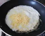 Une image de l'étape 2 de Omelette blanche - blanc d’œuf avec de l'emmental à l'intérieur.