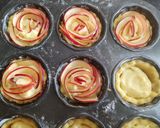 Foto del passaggio 4 della ricetta Roselline di pasta frolla con mele e crema pasticcera