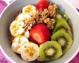 Kakaós zabkása gyümölcsökkel, granolával, mézzel és virágporral recept fázis 3 fotója