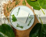 Foto del passaggio 1 della ricetta Feta al cartoccio con foglie di fico