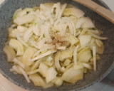Foto del paso 2 de la receta: Tortilla de calabacín y salchichas al horno