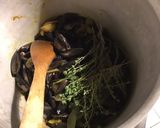 Une image de l'étape 3 de Moules au céleri,oignon de roscoff et curry.