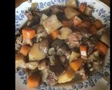 Une image de l'étape 4 de Noix de veau aux pommes de terre carottes et champignons au miel et vin blanc.
