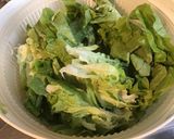 Une image de l'étape 2 de Salade de tomates au comté et noix sur lit de feuille de chêne.