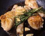Foto del passaggio 3 della ricetta Pollo con rosmarino e aceto balsamico
