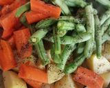 Gambar langkah 2 resipi Garlic Rosemary Roasted Chicken Breasts & Vegetables.