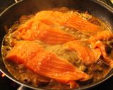 Foto del paso 5 de la receta: Salmón en su salsa y espinaca hervida