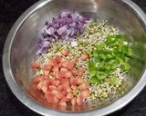मूंग स्प्राउट सलाद (moong sprouts salad recipe in Hindi) रेसिपी चरण 2 फोटो