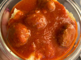 Almôndegas com molho de tomate