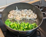 Foto del paso 2 de la receta: Arroz cremoso integral con langostinos y puerros al camembert