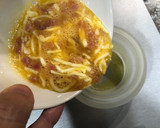 Foto del paso 3 de la receta: Huevos con jamón serrano y queso en estuches Ovo Lékué al microondas