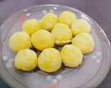 Hình bước làm 1 của món Chè trôi nước nhân dừa đậu xanh