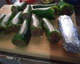 Foto del paso 3 de la receta: Chiles jalapeños rellenos de machaca y queso