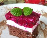 Foto langkah ke 9 dari resep Dragon Fruit Chocolate Cake.