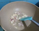 Foto langkah ke 2 dari resep Orak Arik Sosis Telur.