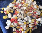 Une image de l'étape 10 de Poulet mariné aux poivrons bicolores.
