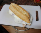 Foto del paso 4 de la receta: Bocadillo de pata asada con pimiento del piquillo, queso curado y huevo duro