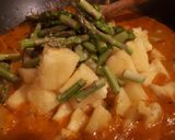 Foto del paso 3 de la receta: Curry laksa de calabaza con piña, espárragos y gambas