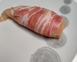 Une image de l'étape 2 de Poulet farci au chèvre et enroulé de lard.