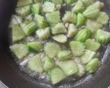 รูปขั้นตอนการทำที่ 2 ของ บวบผัดไข่ใส่กุ้ง
