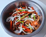 Hình bước làm 4 của món MIẾN xào lòng gà