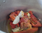 Foto del paso 1 de la receta: Almuerzo de calabacín🥒🫓🧀 salteado con salsa de tomate y pimiento rojo🍅🌶️🧅