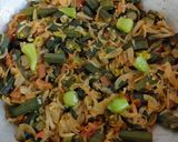 A picture of step 5 of Fried Bhindi Pyaz 🍅🌶️🧅.