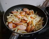 Hình bước làm 3 của món Nui xào xúc xích xông khói
