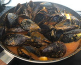 Foto del paso 10 de la receta: Mejillones con pota en salsa al curry