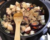 Une image de l'étape 9 de Navets et carottes violettes aux épices indiennes, bouillon de porc et coriandre.