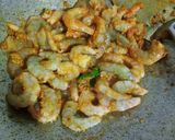 Foto langkah ke 5 dari resep Udang Tahu Masak Kuning.