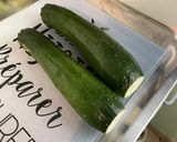 Une image de l'étape 1 de Courgettes à l'ail rose et épices indiennes.