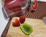 รูปขั้นตอนการทำที่ 1 ของ แซนวิชผลไม้รูปหัวใจ Valentine's Stawberry & Kiwi sandwich