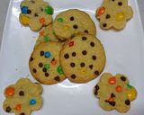 Foto del paso 4 de la receta: Galletitas con chips y confites