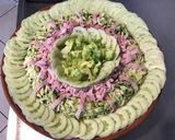Une image de l'étape 8 de Salade de courgettes et concombre, jambon blanc, sucrine et ail noir.