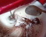 Foto langkah ke 3 dari resep Brownies Kukus Double Layer.