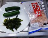 รูปขั้นตอนการทำที่ 1 ของ แตงกวาสาหร่ายทะเลเปรี้ยว (きゅうりとワカメの酢の物)