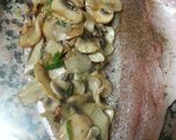 Foto del paso 5 de la receta: Lubina al horno rellena de champiñones en su salsa