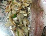Foto del paso 5 de la receta: Lubina al horno rellena de champiñones en su salsa