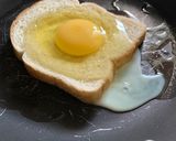 Foto del paso 3 de la receta: Pan con huevo y queso